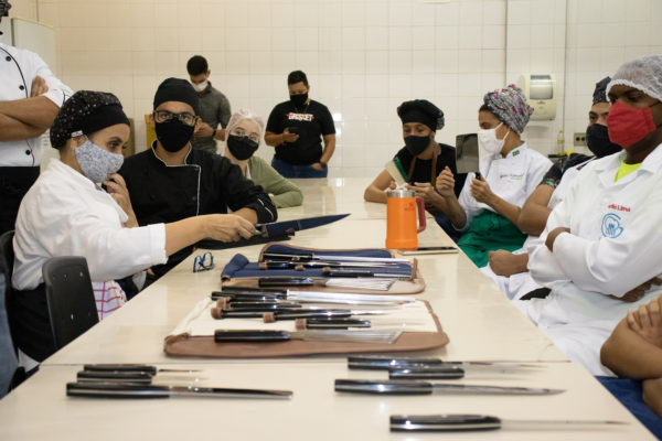 Aula prática sobre facas na UCDB
